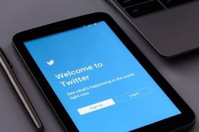 Twitter looks to blockchain to decentralize social media